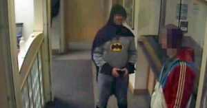 Read more about the article Man Dressed as Batman Hands Suspect to British Police, Vanishes Into Night – CCTVSG.net